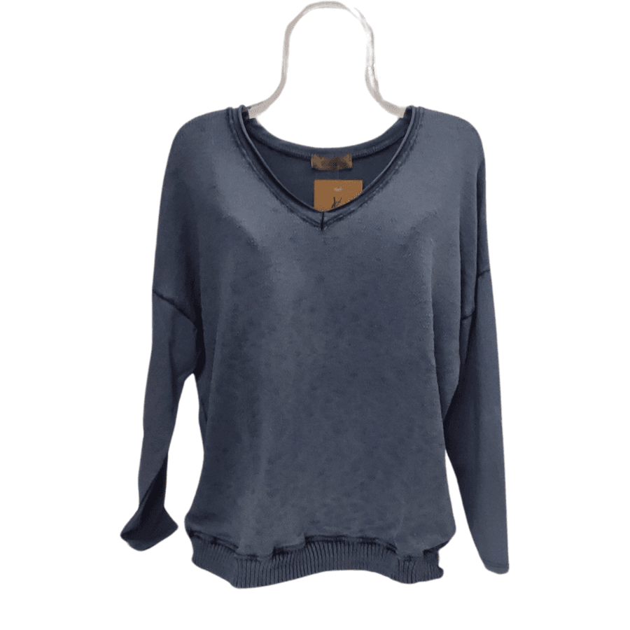 Esta camiseta azul desgastado con cuello en V es perfecta para un look casual y desenfadado. Su estilo vintage le da un toque único y especial a esta preciosa prenda.