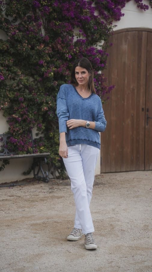 Esta camiseta azul desgastado con cuello en V es perfecta para un look casual y desenfadado. Su estilo vintage le da un toque único y especial a esta preciosa prenda.