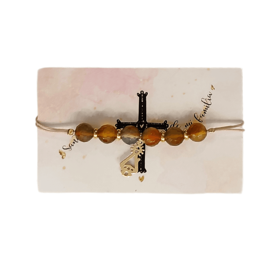 Pulsera de ágatas facetadas y dije de la Santina de plata de ley chapada en oro. Una joya única y artesanal que refleja la devoción y el estilo.