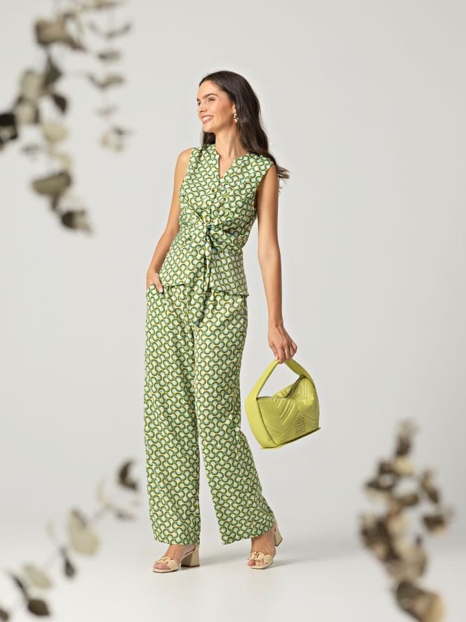 Conjunto Amichi verde claro compuesto por top y pantalón