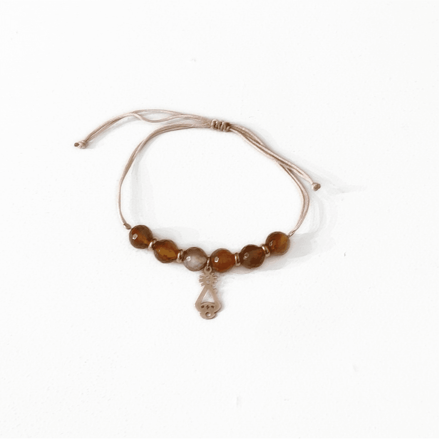 Pulsera de ágatas facetadas y dije de la Santina de plata de ley chapada en oro. Una joya única y artesanal que refleja la devoción y el estilo.