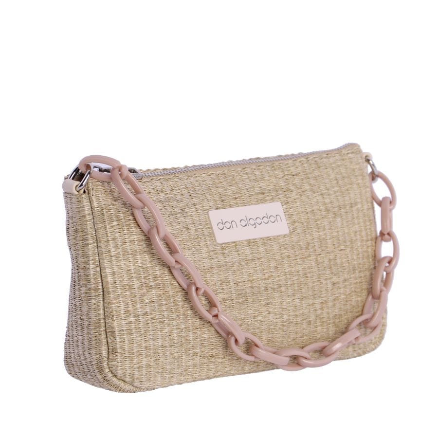 Bolso de rafia fina en color natural. Con una asa corta de cadena y otra bandolera