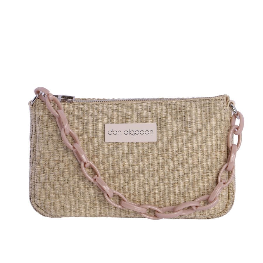Bolso de rafia fina en color natural. Con una asa corta de cadena.