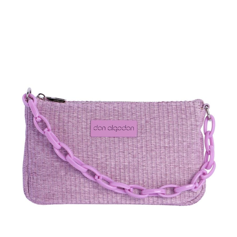Bolso de rafia fina en color malva con cadena morada decorativa.