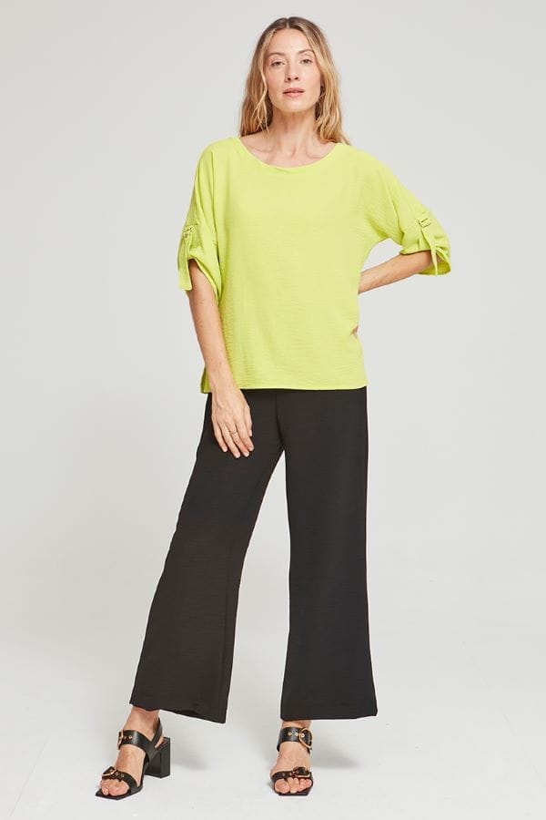 Blusa color lima con detalle en las mangas de la marca Azay