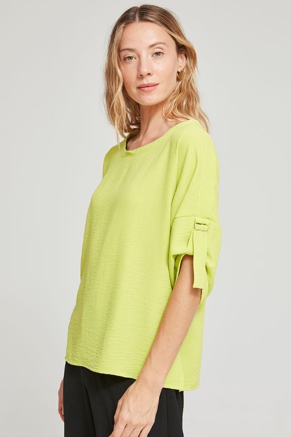 Blusa color lima con detalle en las mangas de la marca Azay