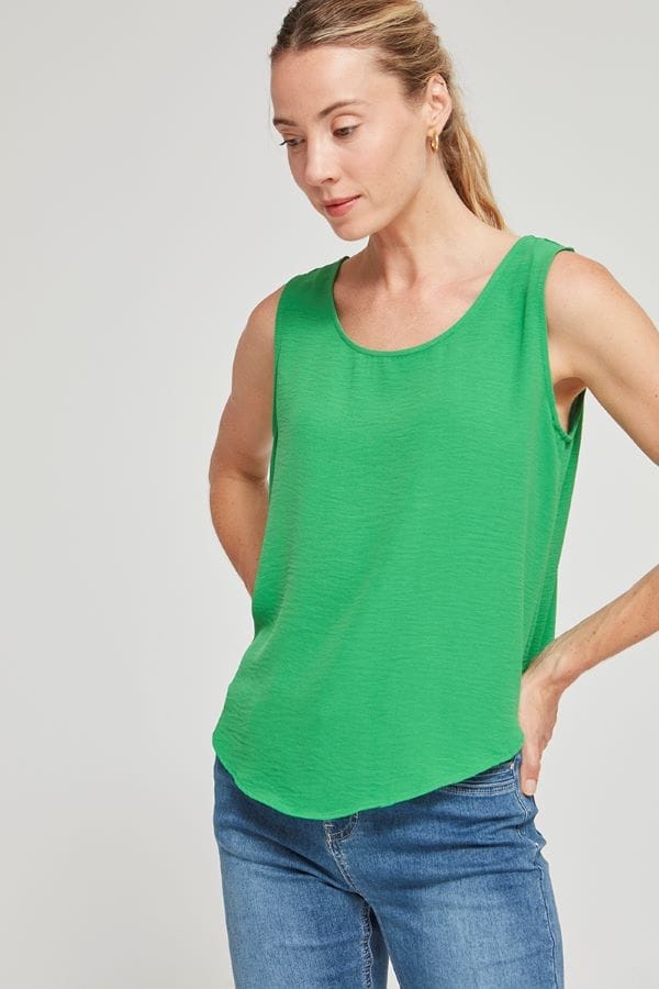 Blusa sin mangas fabricada en España en color verde.
