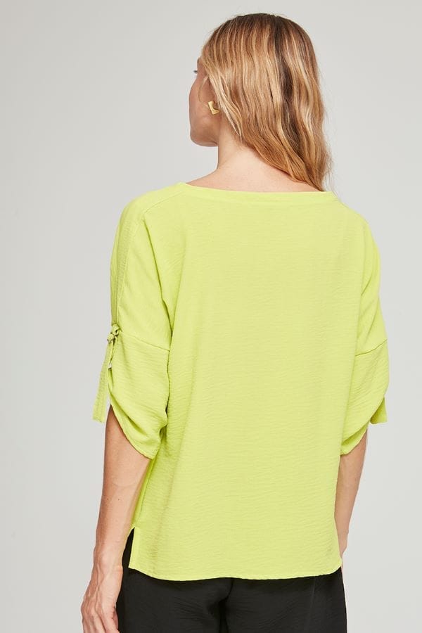 Parte de atrás blusa color lima con detalle en las mangas de la marca Azay