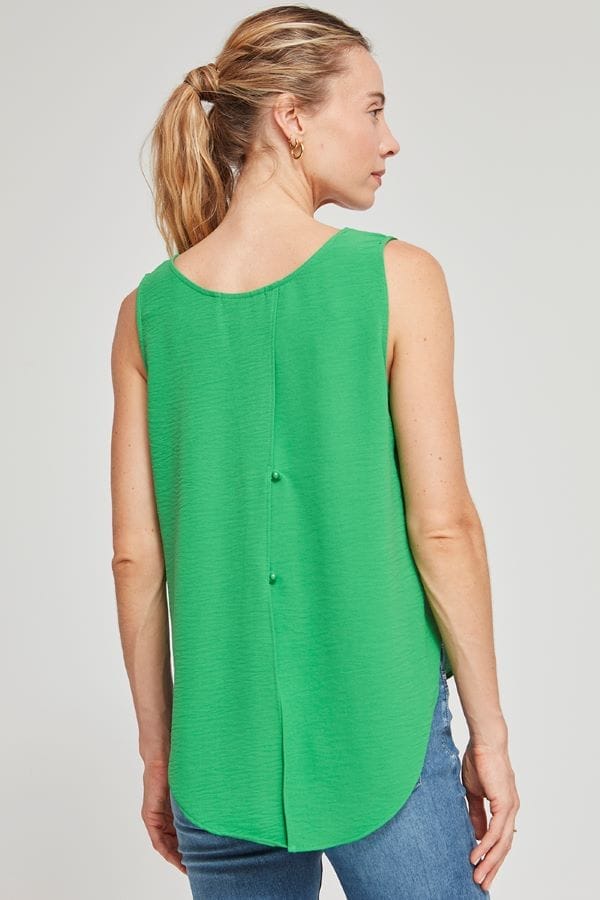 Parte de atrás blusa verde sin mangas de la marca Azay