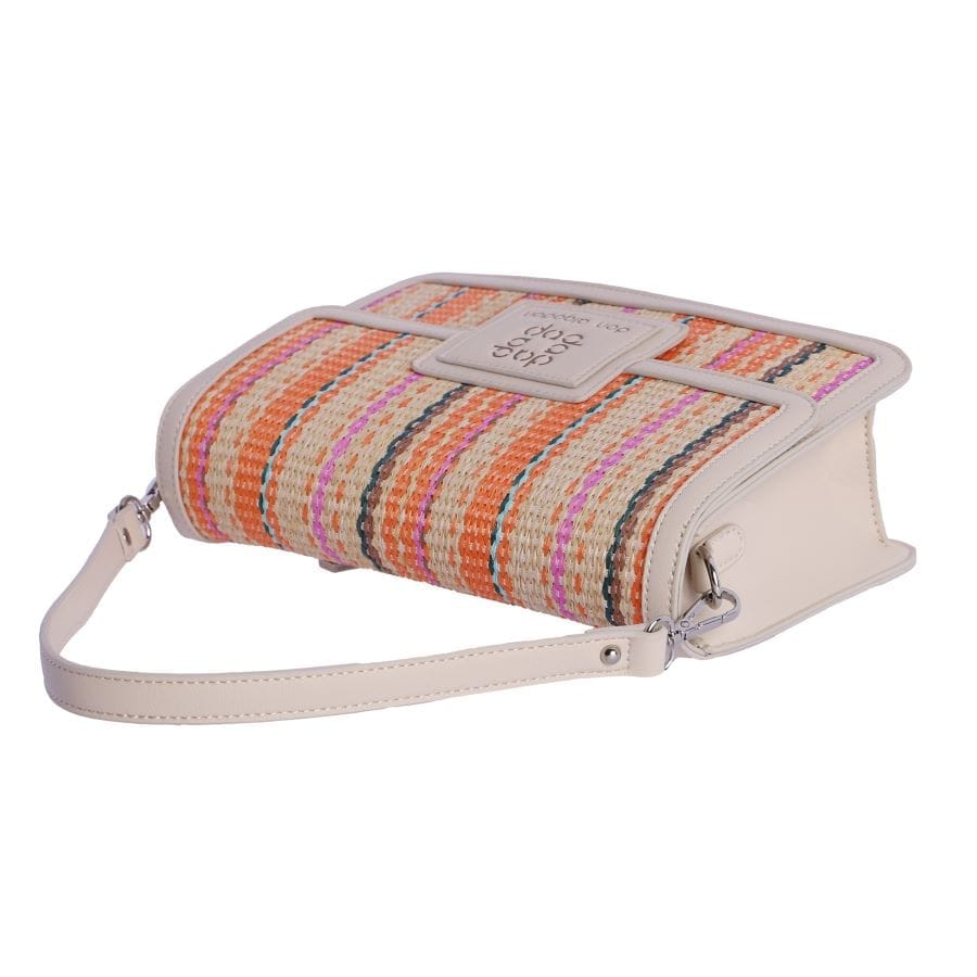 Bolso de hombro de rafia en varios colores, combinado con blanco.