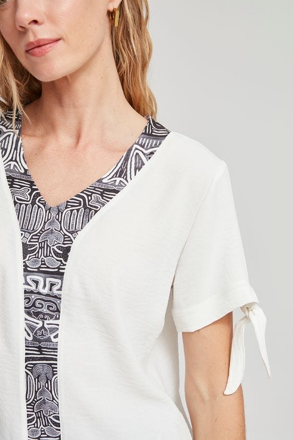 Detalle central de la blusa blanca de Azay.