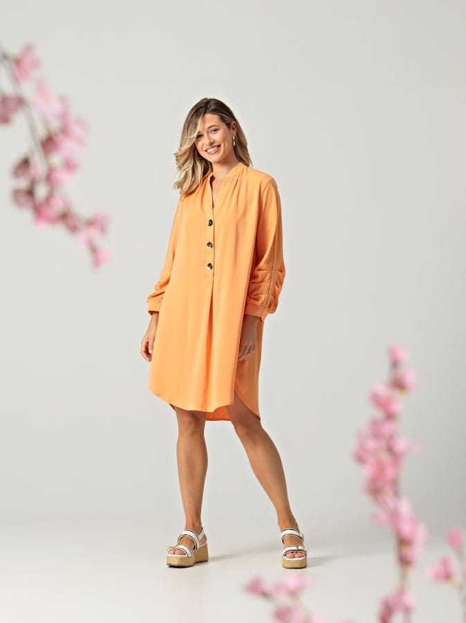 Vestido naranja de la marca amichi, con botones decorativos dorados.