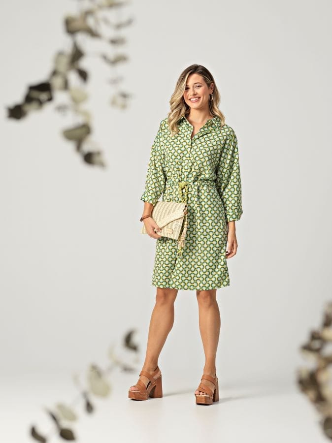 Vestido camisero corto estampado en tonos verdes, turquesa y marrón. Detalle en la cintura en color verde.
