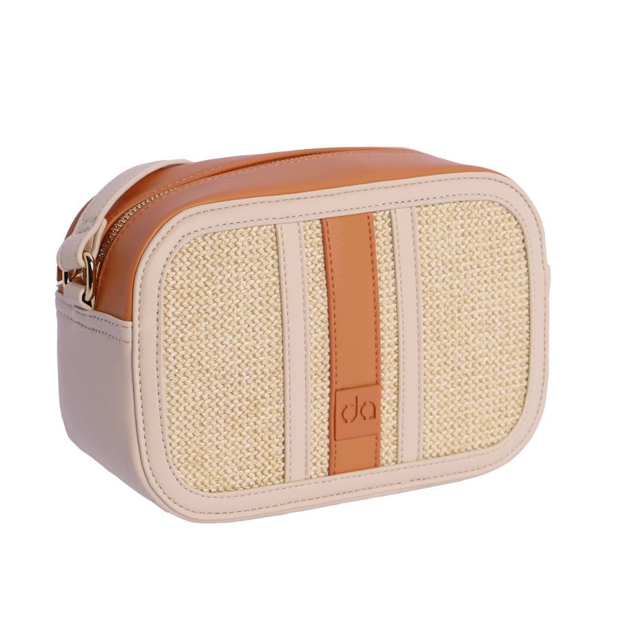 Bolso bandolera de rafia combinado con piel sintética