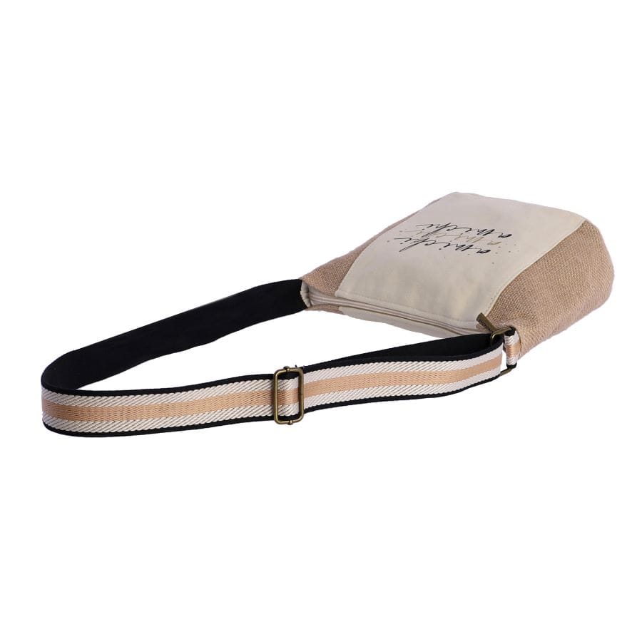 Bolso bandolera de Amichi en color beige con logo impreso