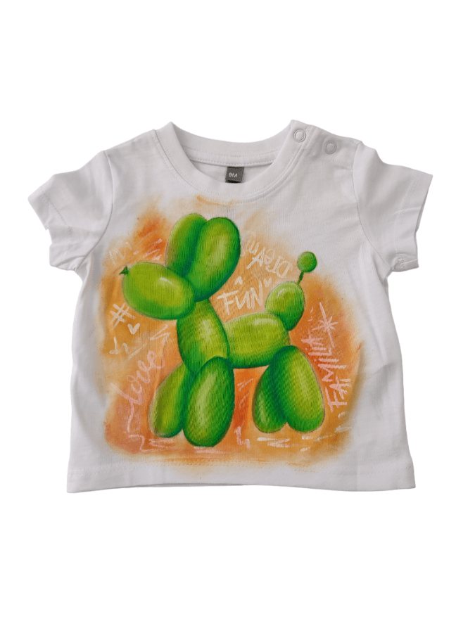 Esta camiseta de bebé con perro de globoflexia es ideal para cualquier ocasión