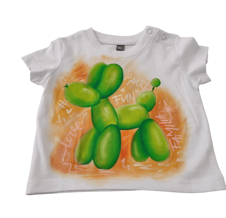 Camiseta pintada a mano con un divertido perrito de globofexia
