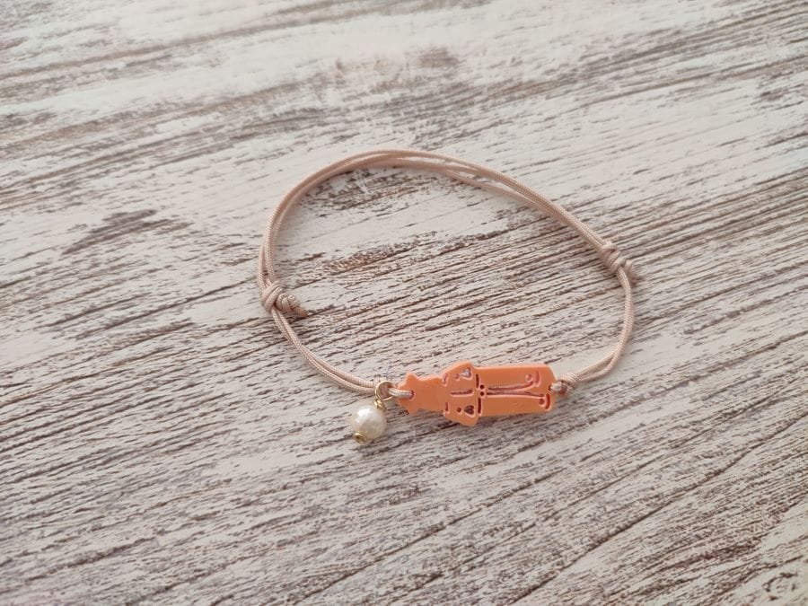 Pulsera en color naranja y cordón beige con perla