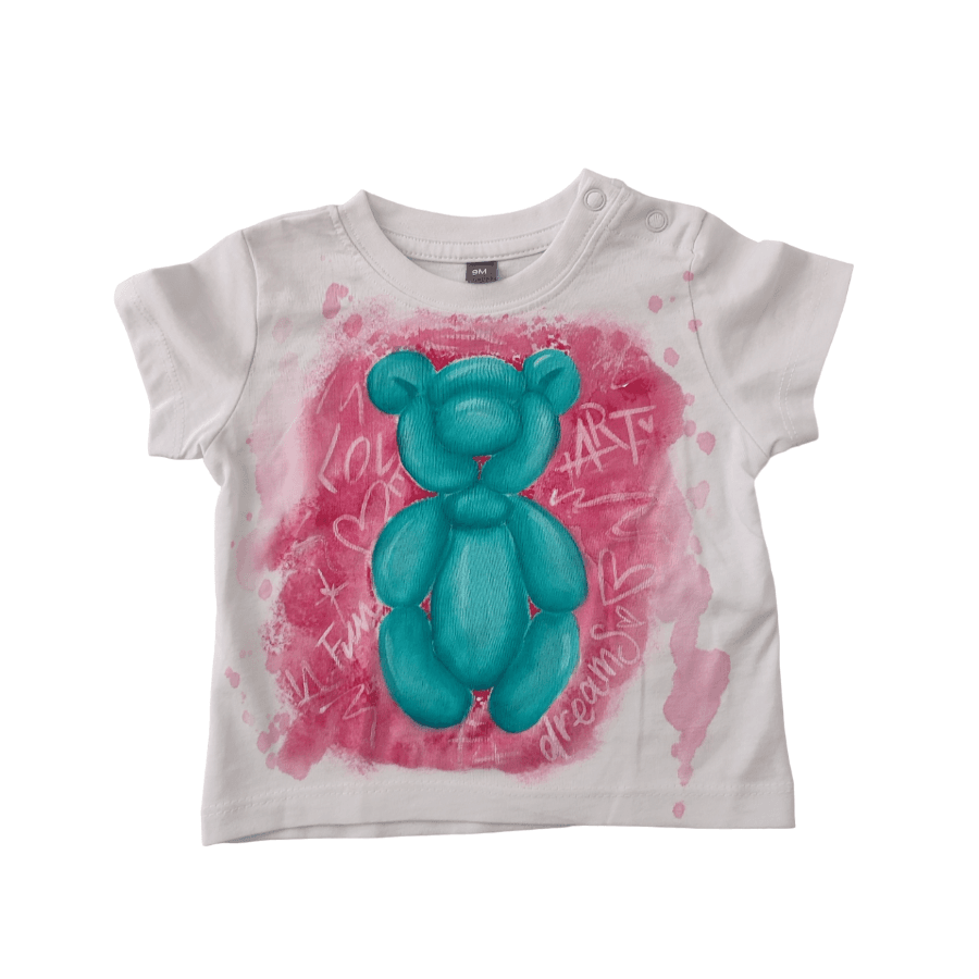 Camiseta pintada a mano en tonos rosas y verdes con motivo de osito