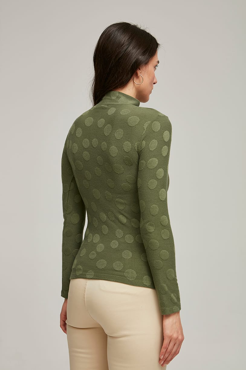 Camiseta verde con lunares en el mismo color de Azay