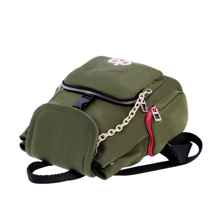 MOCHILA CON CREMALLERAS DE COLOES Y DETALLE DE CADENA