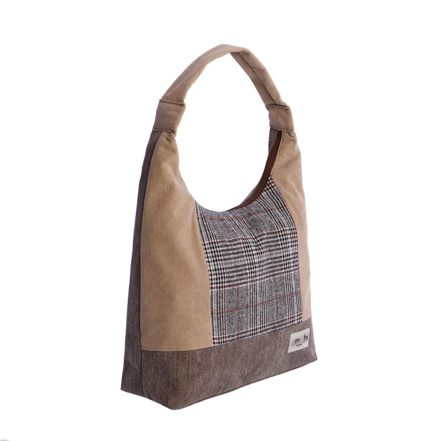Bolso marrón de tela con estampado a cuadros