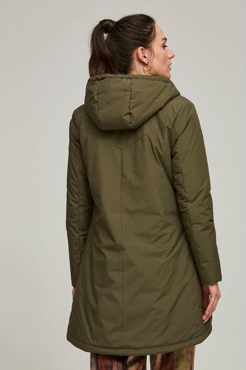 Parka verde con capucha y cremallera negra de Azay