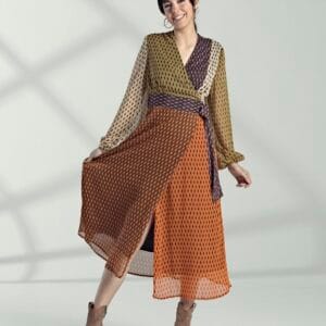 Vestido geométrico Amichi en tonos naranjas y marrones