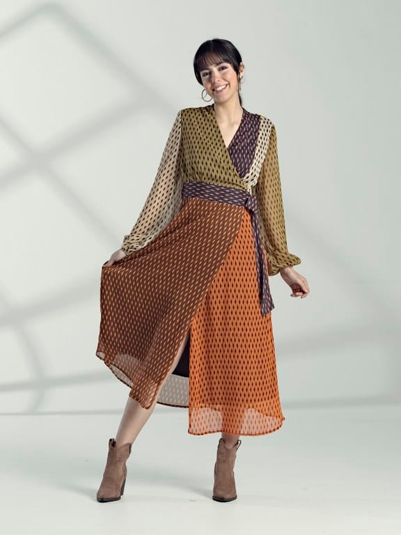 Vestido geométrico Amichi en tonos naranjas y marrones