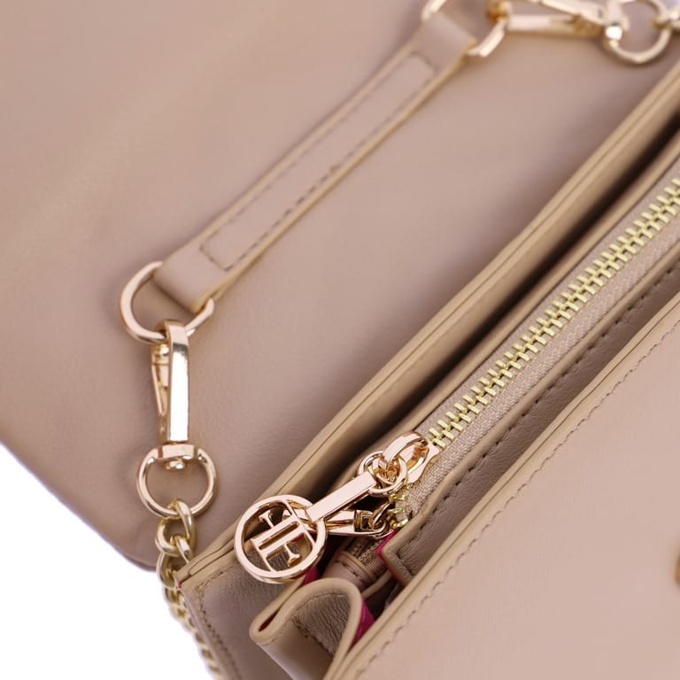 Bolso solapa en color beige y cierre cremallera de E Ferri