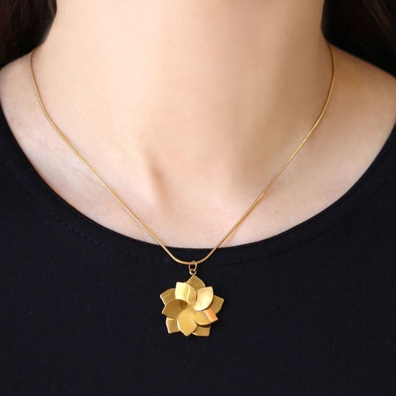 Collar flor de Anartxy en acero quirúrgico dorado diseñado en España