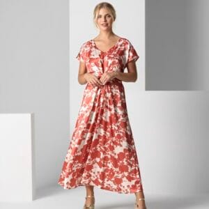 Vestido midi en color caldera con pliegues centrales y escote pico