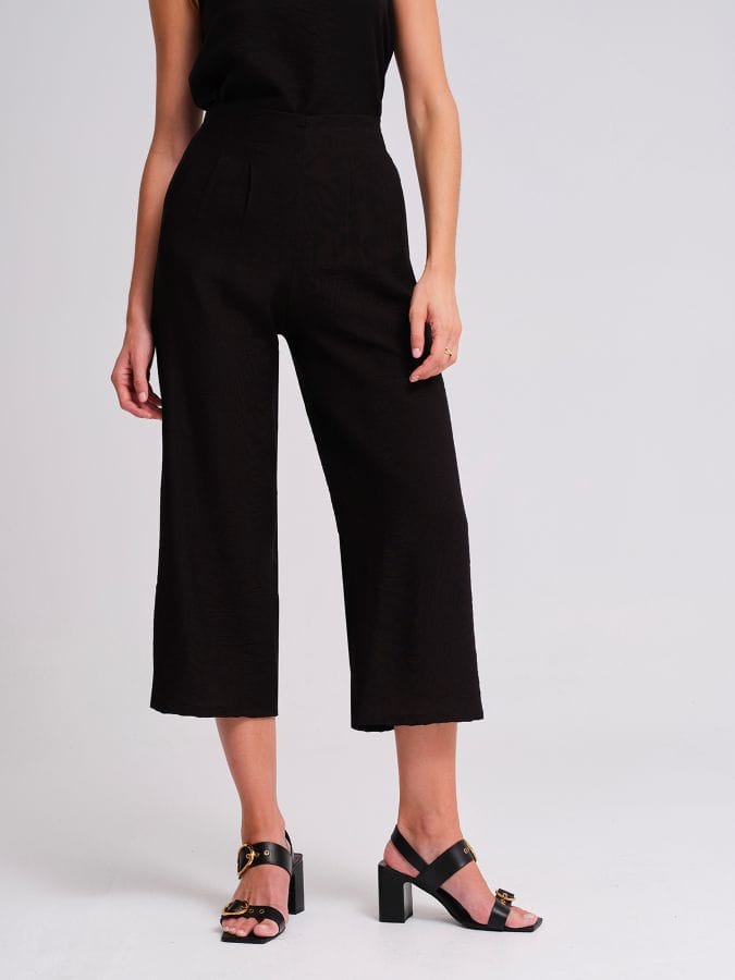 Pantalón negro tobillero de Azay fabricado con materiales de alta calidad