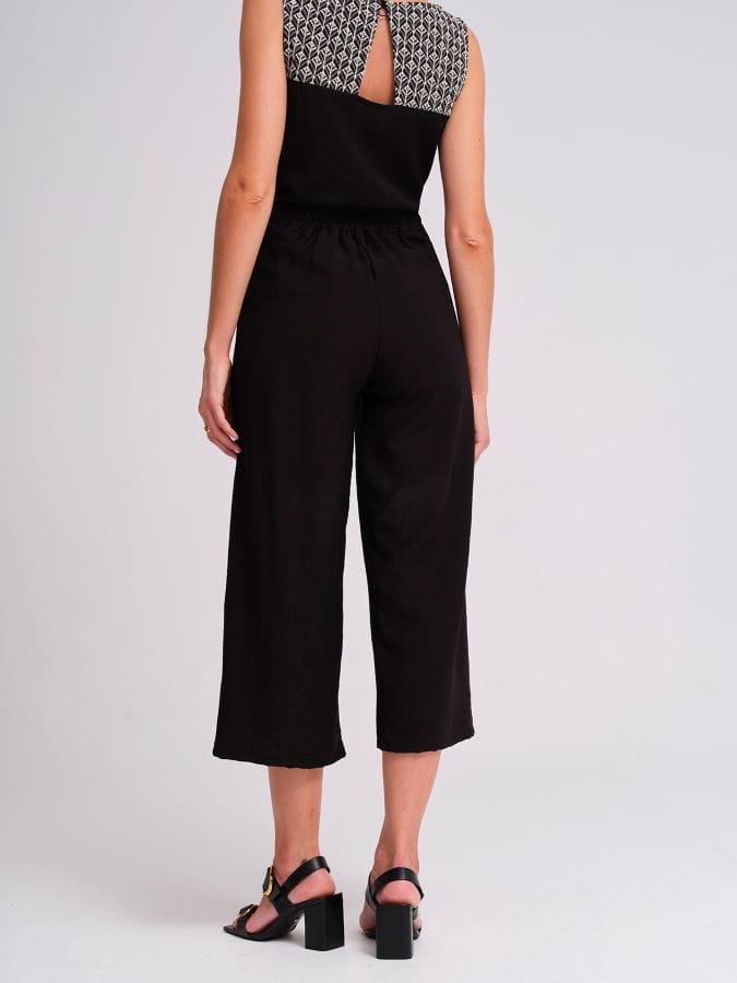 Pantalón tobillero en color negro de Azay