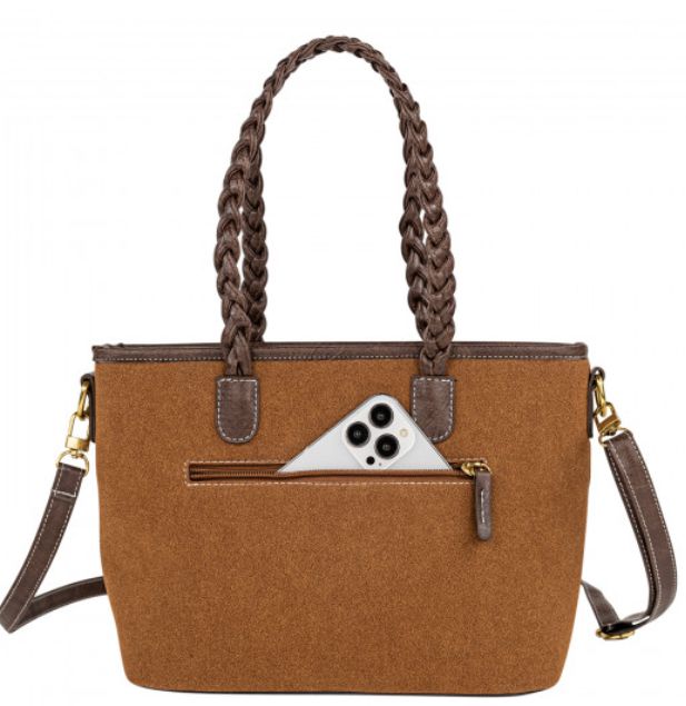Bolso estilo shopping y acabados metálicos para el día a día de Lois.