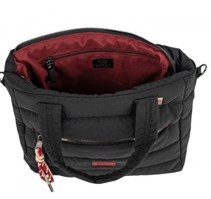 Bolso ligero de mano con forro y bolsillos en el interior.
