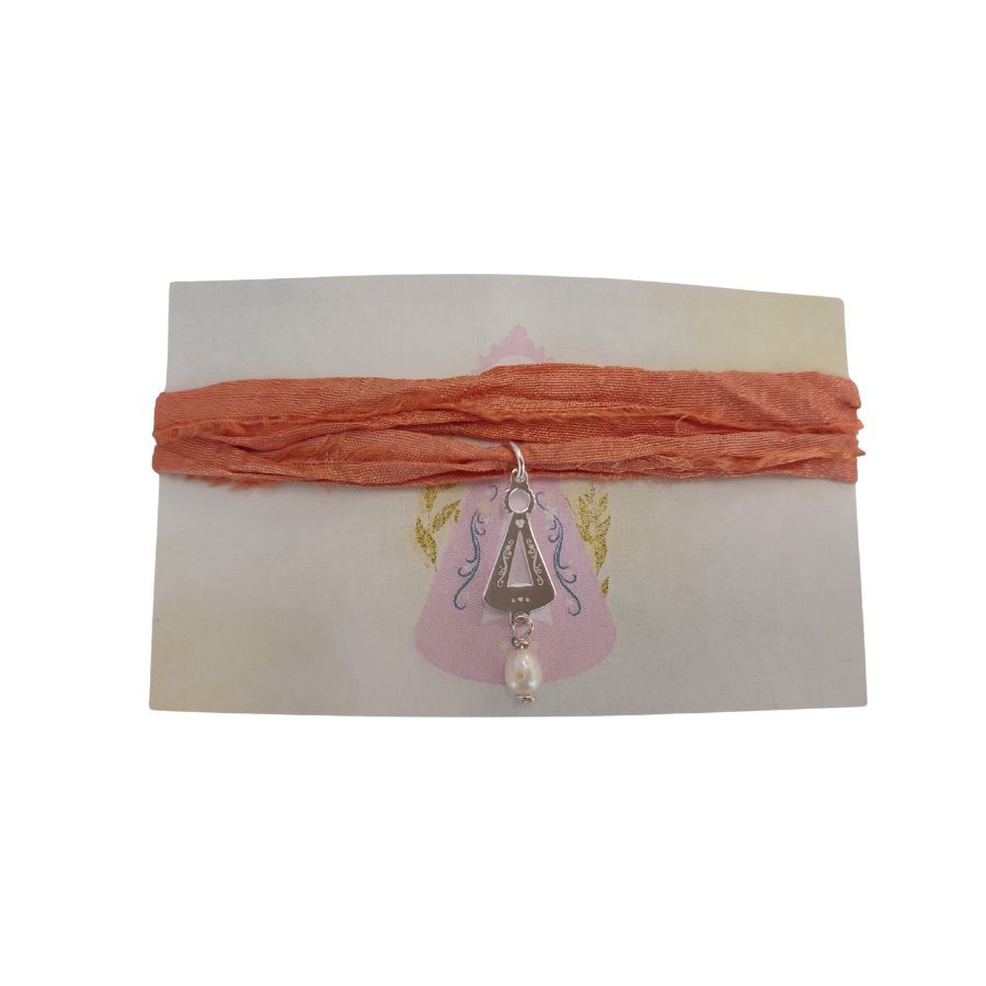 Pulsera de cinta de seda de sari y plata de ley de la Virgen de Covadonga es una joyas con significado