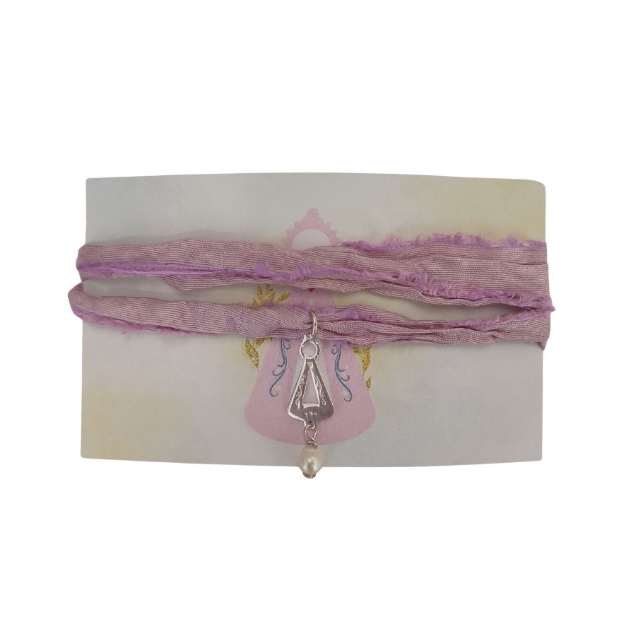 Ña pulsera de sari y plata de ley con la imagen de la Virgen de Covadonga están hechas a mano con diseño exclusivo