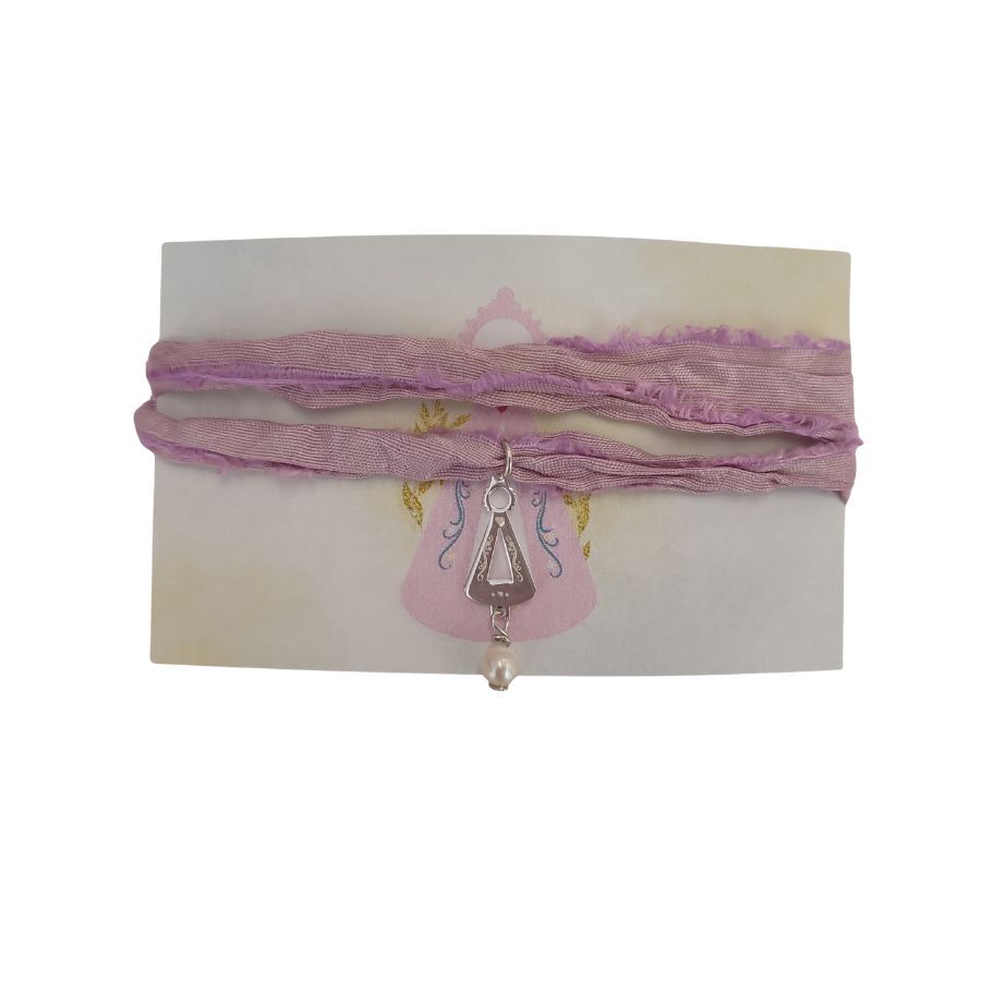 La pulsera de la Santina es algo más que un accesorio de fe, es un amuleto de protección y un regalo perfecto para bodas, bautizos y comuniones