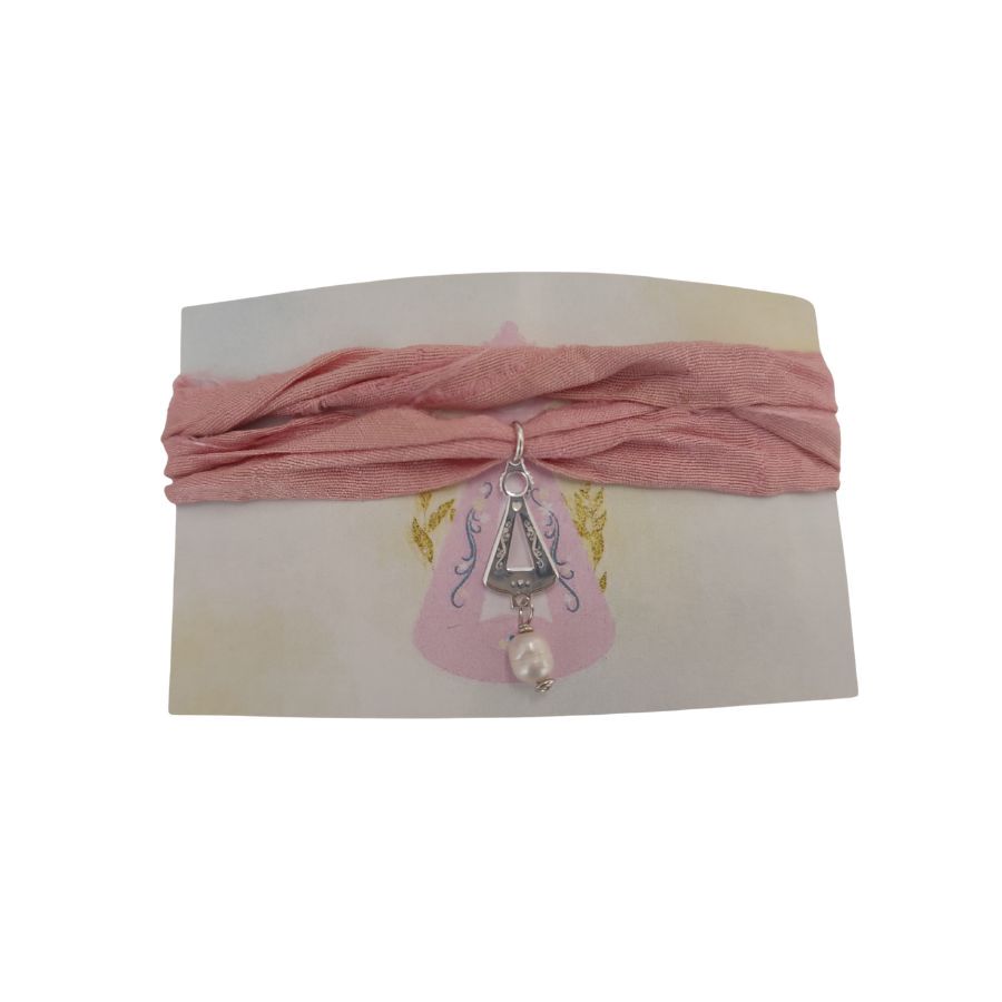 La pulsera Virgen de Covadonga hecha a mano en asturias con la calidad de la plata de ley y seda de sari es pura fe asturiana
