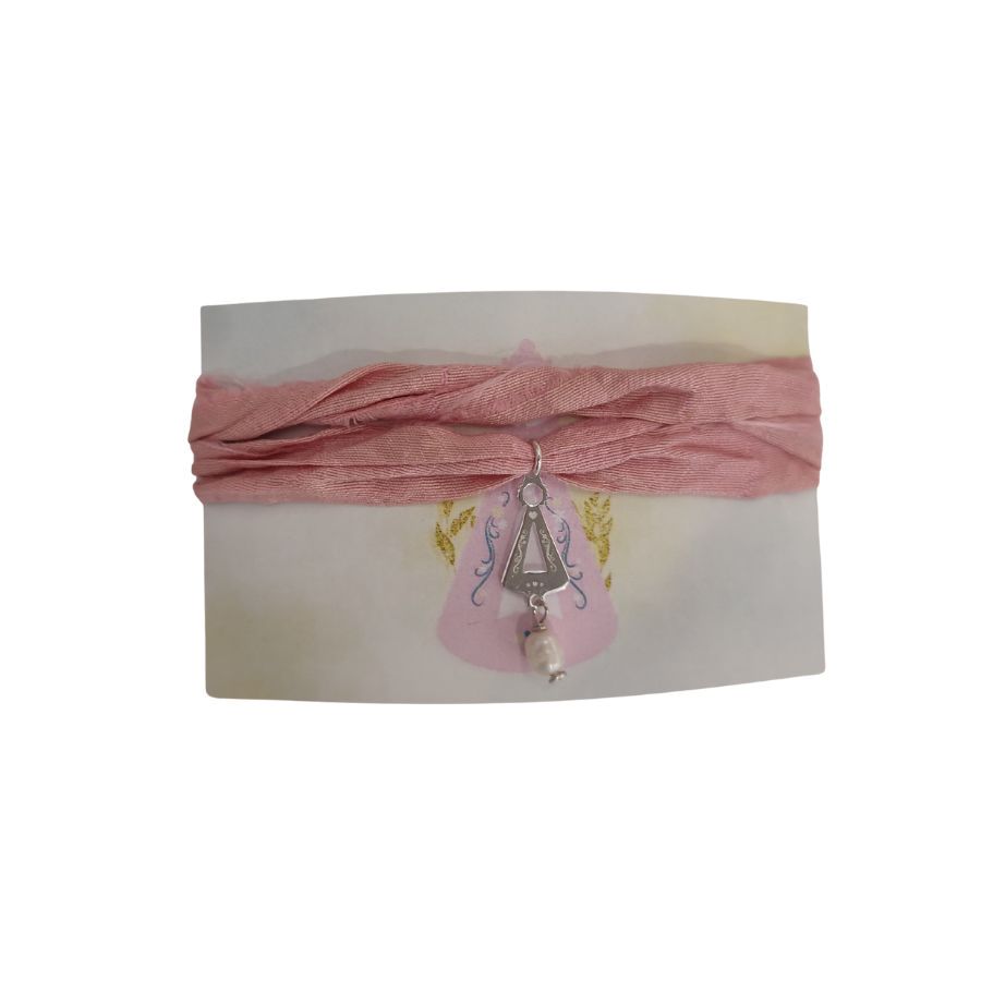 La pulsera de la Santina simboliza la fe asturiana