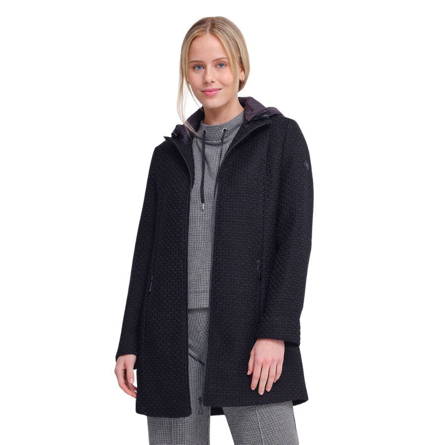El color negro es un básico imprescindible. Combínalo con pantalones de cuadros para un look urbano chic. ¡Abrigo de moda!