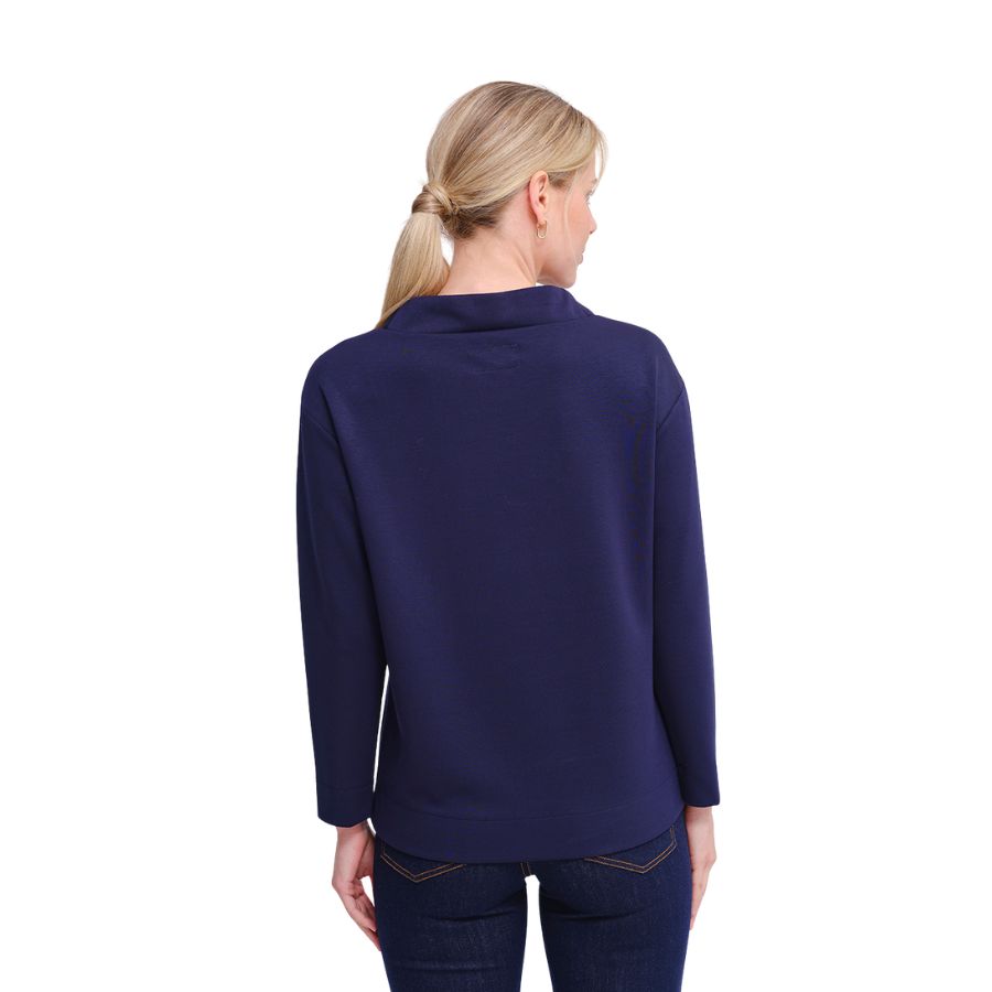 La sudadera de azay trendy en color azul navy es un clásico versátil. Combina el estilo náutico con el confort de una sudadera básica. Ideal para ropa de mujer.