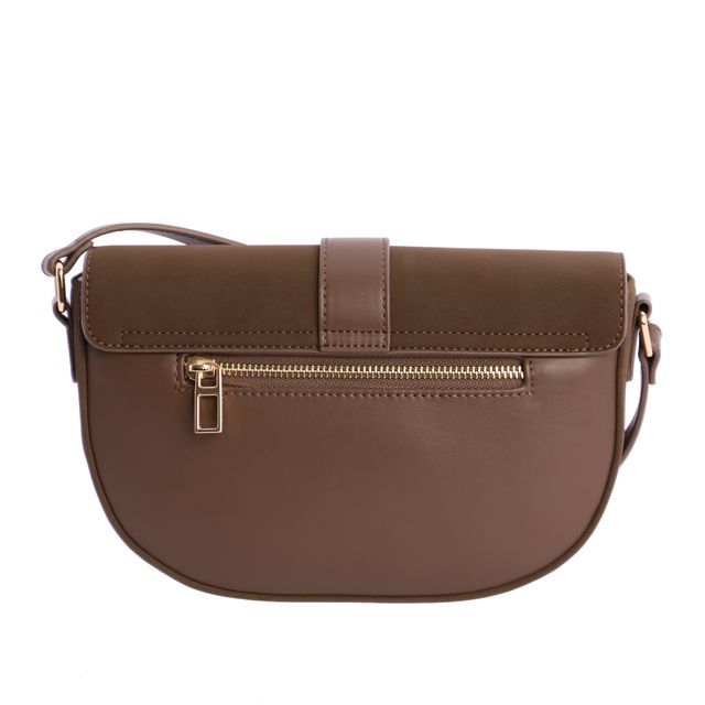 Bandolera Efecto Ante Marrón. Presenta una solapa con una correa decorativa y el distintivo logo metálico DA en color dorado. Un accesorio moderno y de tendencia para mujer