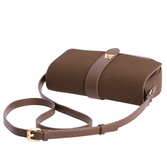 Bandolera Efecto Ante Marrón. Estilo elegante y atemporal que lo convierte en un fondo de armario esencial.