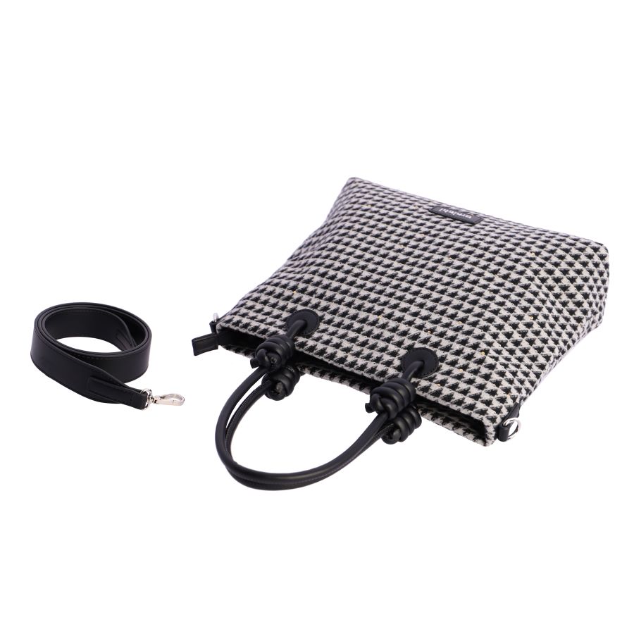 Bolso de hombro Amichi con un detalle clave como son los nudos que unen las asas al cuerpo del bolso, dándole un toque único