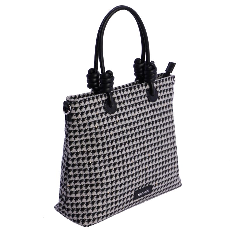 El bolso mini shopper con estampado haciendo contraste en blanco y negro le da un aire clásico que se actualiza con el detalle de las asas anudadas o trenzadas.