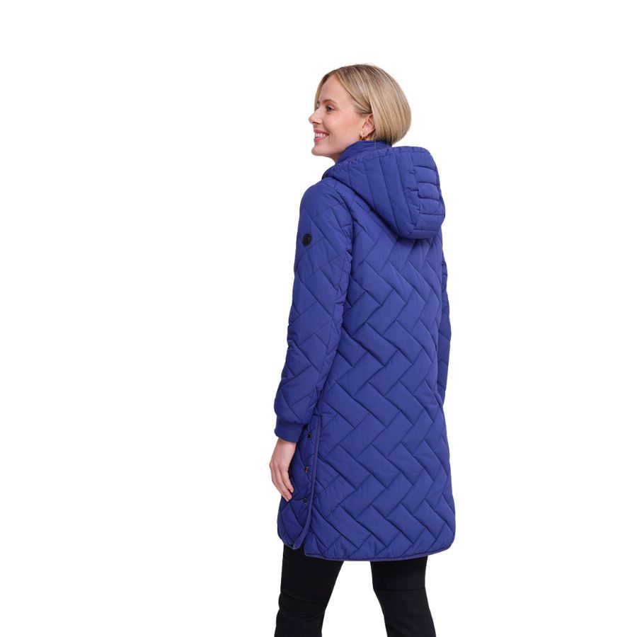 Parka Larga Azul Zafiro su acolchado con patrón en espiga (chevron inclinado) y puños elásticos la hacen la prenda perfecta para el invierno.