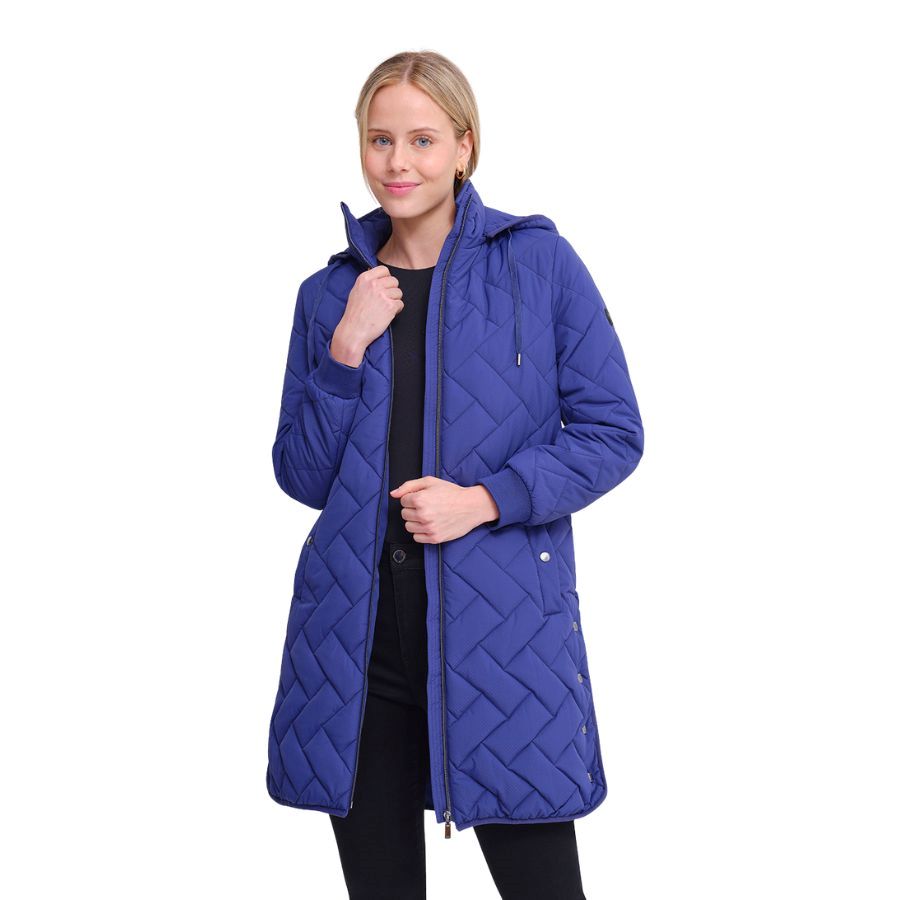 Parka Larga Azul Zafiro funcional con capucha de quitar y poner. El patrón de acolchado denso proporciona un excelente aislamiento térmico. El azul intenso es fácil de combinar.