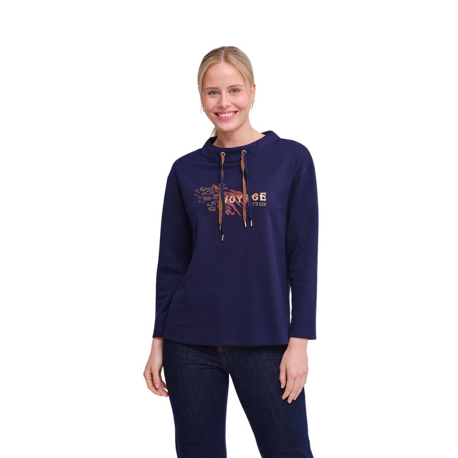 La Sudadera Azay en azul marino lleva el mensaje "VOYAGE, LET'S GO!". El estampado en tono cobre le da un aire trendy y aventurero.